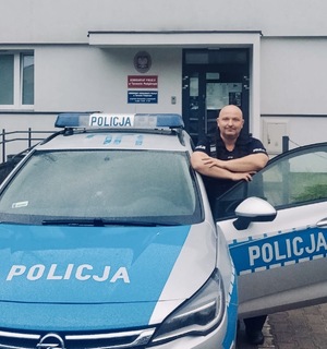 policjant przy radiowozie
