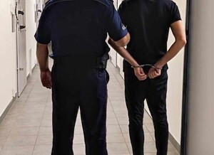 policjant z zatrzymanym