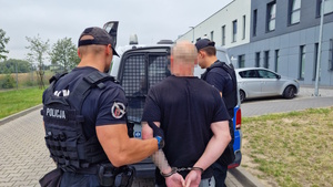 policjanci z zatrzymanym