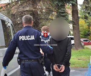 policjanci z zatrzymanym