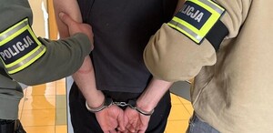 policjanci z zatrzymanym