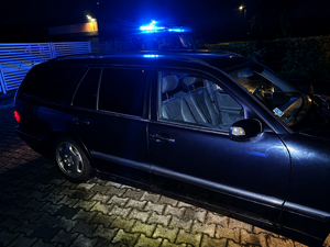 samochód zatrzymany przez policjantów