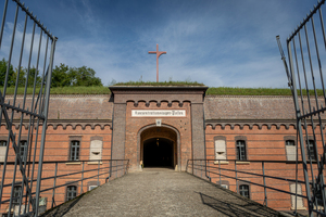 Policjanci z Laboratorium Kryminalistycznego KWP w Poznaniu podczas realizacji projektu z Muzeum Martyrologii Wielkopolan FORT VII
