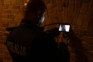 Policjanci z Laboratorium Kryminalistycznego KWP w Poznaniu podczas realizacji projektu z Muzeum Martyrologii Wielkopolan FORT VII