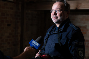 Policjanci z Laboratorium Kryminalistycznego KWP w Poznaniu podczas realizacji projektu z Muzeum Martyrologii Wielkopolan FORT VII