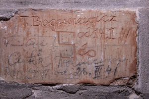 Policjanci z Laboratorium Kryminalistycznego KWP w Poznaniu podczas realizacji projektu z Muzeum Martyrologii Wielkopolan FORT VII