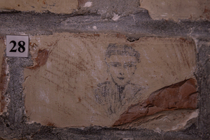 Policjanci z Laboratorium Kryminalistycznego KWP w Poznaniu podczas realizacji projektu z Muzeum Martyrologii Wielkopolan FORT VII