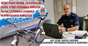 dzielnicowy siedzi za biurkiem