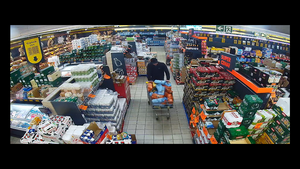 zapis z monitoringu - mężczyzna z wózkiem sklepowym na terenie sklepu; policjanci z zatrzymanymi
