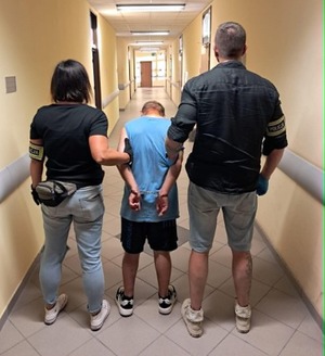 policjanci z zatrzymanym