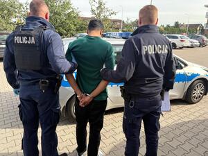 policjanci z zatrzymanym