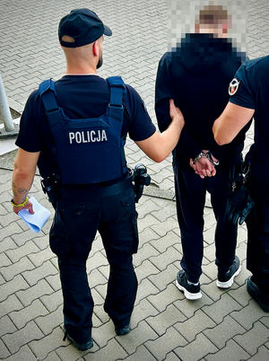 policjanci z zatrzymanym