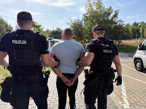 policjanci z zatrzymanym
