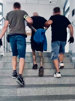 policjanci z zatrzymanym