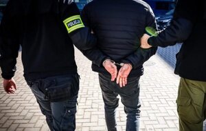 policjanci z zatrzymanym