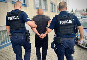 policjanci z zatrzymanym
