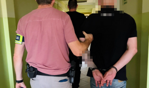policjanci z zatrzymanym