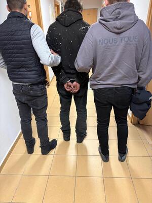policjanci z zatrzymanym
