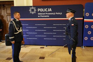 Policjanci Oddziału Prewencji Policji w Poznaniu i zaproszeni goście podczas uroczyste zbiórki, która w 22 września odbyła się w historycznej Sali Lubrańskiego Uniwersytetu im. Adama Mickiewicza w Poznaniu.