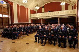 Policjanci Oddziału Prewencji Policji w Poznaniu i zaproszeni goście podczas uroczyste zbiórki, która w 22 września odbyła się w historycznej Sali Lubrańskiego Uniwersytetu im. Adama Mickiewicza w Poznaniu.