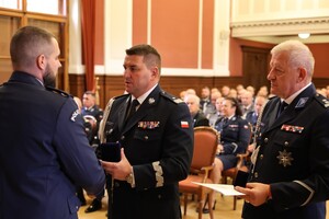Policjanci Oddziału Prewencji Policji w Poznaniu i zaproszeni goście podczas uroczyste zbiórki, która w 22 września odbyła się w historycznej Sali Lubrańskiego Uniwersytetu im. Adama Mickiewicza w Poznaniu.