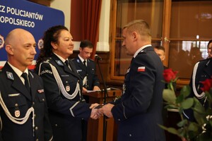 Policjanci Oddziału Prewencji Policji w Poznaniu i zaproszeni goście podczas uroczyste zbiórki, która w 22 września odbyła się w historycznej Sali Lubrańskiego Uniwersytetu im. Adama Mickiewicza w Poznaniu.