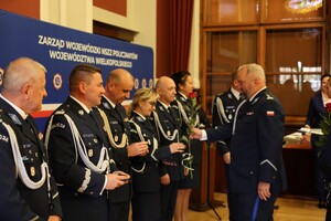 Policjanci Oddziału Prewencji Policji w Poznaniu i zaproszeni goście podczas uroczyste zbiórki, która w 22 września odbyła się w historycznej Sali Lubrańskiego Uniwersytetu im. Adama Mickiewicza w Poznaniu.