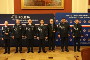 Policjanci Oddziału Prewencji Policji w Poznaniu i zaproszeni goście podczas uroczyste zbiórki, która w 22 września odbyła się w historycznej Sali Lubrańskiego Uniwersytetu im. Adama Mickiewicza w Poznaniu.