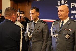 Policjanci Oddziału Prewencji Policji w Poznaniu i zaproszeni goście podczas uroczyste zbiórki, która w 22 września odbyła się w historycznej Sali Lubrańskiego Uniwersytetu im. Adama Mickiewicza w Poznaniu.