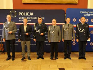 Policjanci Oddziału Prewencji Policji w Poznaniu i zaproszeni goście podczas uroczyste zbiórki, która w 22 września odbyła się w historycznej Sali Lubrańskiego Uniwersytetu im. Adama Mickiewicza w Poznaniu.