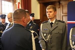 Policjanci Oddziału Prewencji Policji w Poznaniu oraz zaproszeni goście podczas uroczystej zbiórki, która odbyła się 22 września na sali Lubrańskiego Uniwersytetu im. Adama Mickiewicza w Poznaniu.