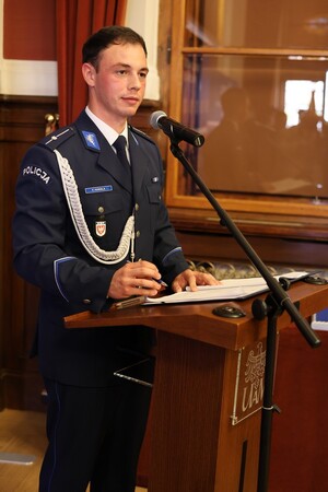 Policjanci Oddziału Prewencji Policji w Poznaniu oraz zaproszeni goście podczas uroczystej zbiórki, która odbyła się 22 września na sali Lubrańskiego Uniwersytetu im. Adama Mickiewicza w Poznaniu.