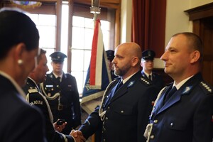 Policjanci Oddziału Prewencji Policji w Poznaniu oraz zaproszeni goście podczas uroczystej zbiórki, która odbyła się 22 września na sali Lubrańskiego Uniwersytetu im. Adama Mickiewicza w Poznaniu.