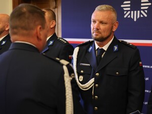 Policjanci Oddziału Prewencji Policji w Poznaniu oraz zaproszeni goście podczas uroczystej zbiórki, która odbyła się 22 września na sali Lubrańskiego Uniwersytetu im. Adama Mickiewicza w Poznaniu.