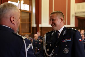 Policjanci Oddziału Prewencji Policji w Poznaniu oraz zaproszeni goście podczas uroczystej zbiórki, która odbyła się 22 września na sali Lubrańskiego Uniwersytetu im. Adama Mickiewicza w Poznaniu.