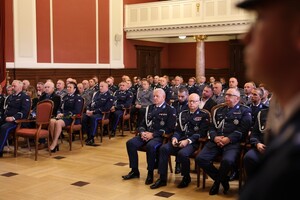 Policjanci Oddziału Prewencji Policji w Poznaniu oraz zaproszeni goście podczas uroczystej zbiórki, która odbyła się 22 września na sali Lubrańskiego Uniwersytetu im. Adama Mickiewicza w Poznaniu.