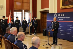 Policjanci Oddziału Prewencji Policji w Poznaniu oraz zaproszeni goście podczas uroczystej zbiórki, która odbyła się 22 września na sali Lubrańskiego Uniwersytetu im. Adama Mickiewicza w Poznaniu.