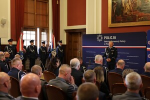 Policjanci Oddziału Prewencji Policji w Poznaniu oraz zaproszeni goście podczas uroczystej zbiórki, która odbyła się 22 września na sali Lubrańskiego Uniwersytetu im. Adama Mickiewicza w Poznaniu.
