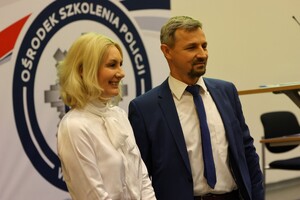 Policjanci i zaproszeni goście podczas uroczystej premiery filmu dokumentalnego "Weterani. Służba, która nie umiera" w Ośrodku Szkolenia Policji w Gnieźnie