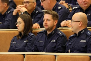 Policjanci i zaproszeni goście podczas uroczystej premiery filmu dokumentalnego "Weterani. Służba, która nie umiera" w Ośrodku Szkolenia Policji w Gnieźnie