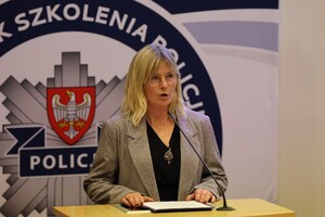 Policjanci i zaproszeni goście podczas uroczystej premiery filmu dokumentalnego "Weterani. Służba, która nie umiera" w Ośrodku Szkolenia Policji w Gnieźnie
