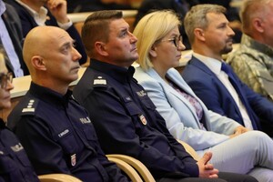 Policjanci i zaproszeni goście podczas uroczystej premiery filmu dokumentalnego "Weterani. Służba, która nie umiera" w Ośrodku Szkolenia Policji w Gnieźnie