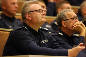 Policjanci i zaproszeni goście podczas uroczystej premiery filmu dokumentalnego "Weterani. Służba, która nie umiera" w Ośrodku Szkolenia Policji w Gnieźnie