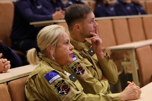 Policjanci i zaproszeni goście podczas uroczystej premiery filmu dokumentalnego "Weterani. Służba, która nie umiera" w Ośrodku Szkolenia Policji w Gnieźnie