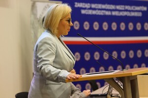 Policjanci i zaproszeni goście podczas uroczystej premiery filmu dokumentalnego "Weterani. Służba, która nie umiera" w Ośrodku Szkolenia Policji w Gnieźnie