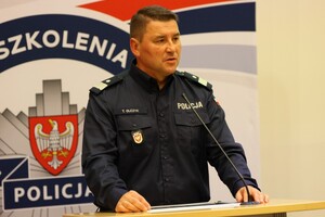 Policjanci i zaproszeni goście podczas uroczystej premiery filmu dokumentalnego "Weterani. Służba, która nie umiera" w Ośrodku Szkolenia Policji w Gnieźnie