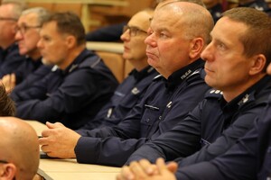 Policjanci i zaproszeni goście podczas uroczystej premiery filmu dokumentalnego "Weterani. Służba, która nie umiera" w Ośrodku Szkolenia Policji w Gnieźnie