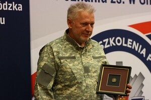 Policjanci i zaproszeni goście podczas uroczystej premiery filmu dokumentalnego "Weterani. Służba, która nie umiera" w Ośrodku Szkolenia Policji w Gnieźnie