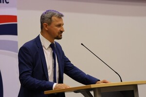Policjanci i zaproszeni goście podczas uroczystej premiery filmu dokumentalnego "Weterani. Służba, która nie umiera" w Ośrodku Szkolenia Policji w Gnieźnie
