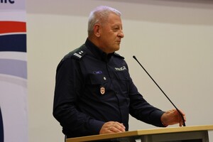 Policjanci i zaproszeni goście podczas uroczystej premiery filmu dokumentalnego "Weterani. Służba, która nie umiera" w Ośrodku Szkolenia Policji w Gnieźnie